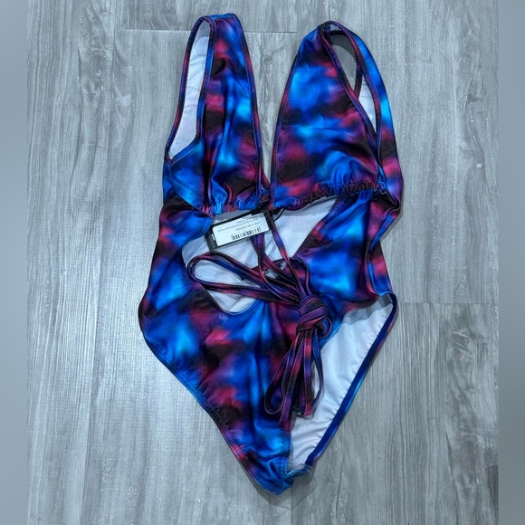 Pretty Little Thing cut out one piece NWT - Picture 3 of 7